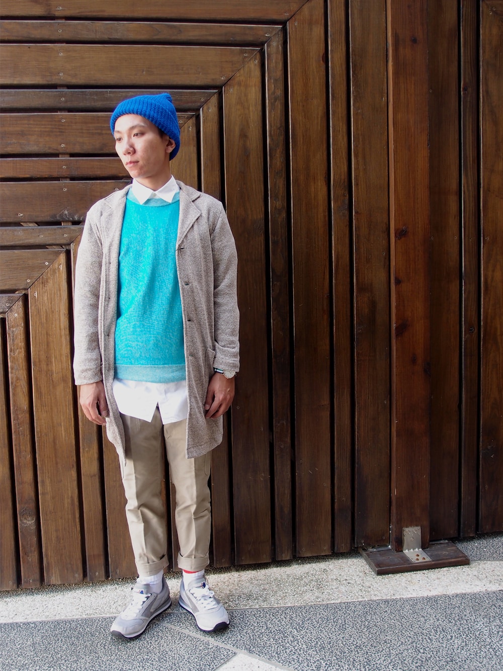 「plain-me」｜「BROOKSのBrooks Chariot復古跑鞋（スニーカー、グレー系）」を使った、plain-me新竹さん（メンズ・170cm）の秋コーディネートの1枚目の写真