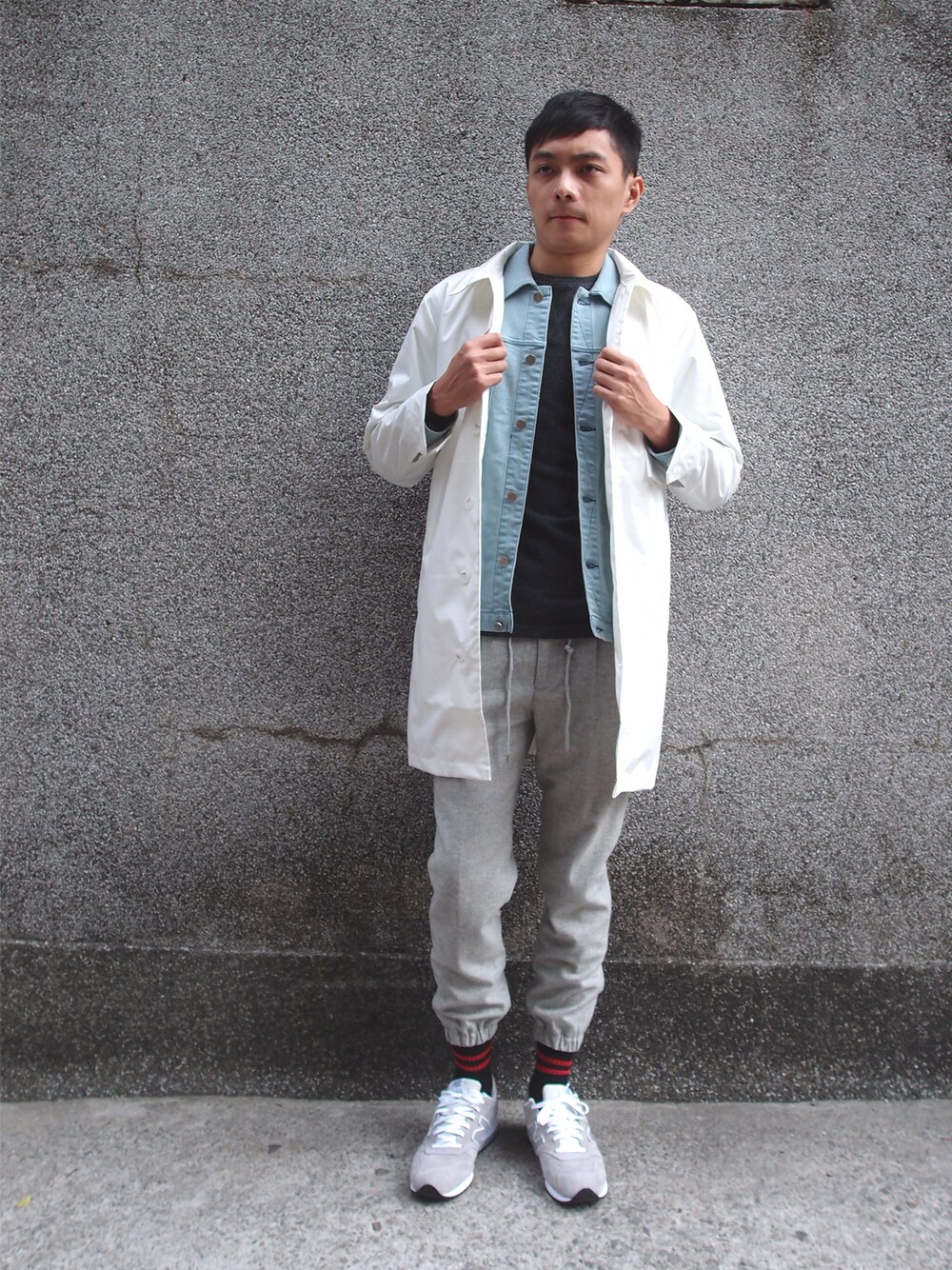 「New Balance、plain-me」｜「plain-meの毛料抽繩縮口Easy Pants（チノパンツ、グレー系）」を使った、plain-me新竹さん（メンズ・178cm）の秋コーディネートの1枚目の写真