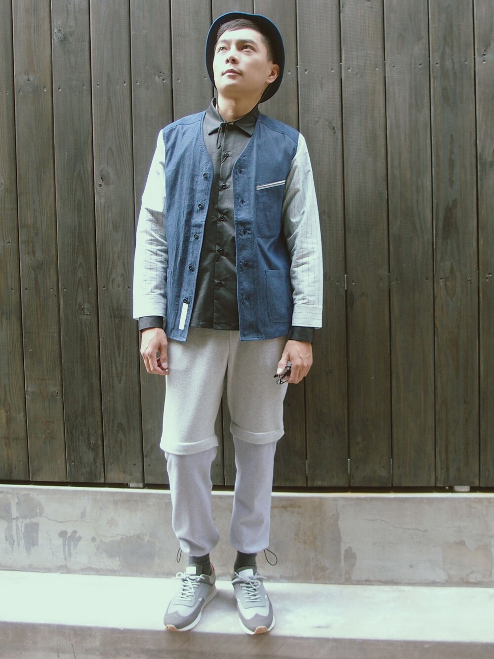 「plain-me、wisdom」｜「PROCEED DENIM V.H SHIRT（シャツ/ブラウス、ブルー系）」を使った、plain-me新竹さん（メンズ・178cm）の秋コーディネートの1枚目の写真