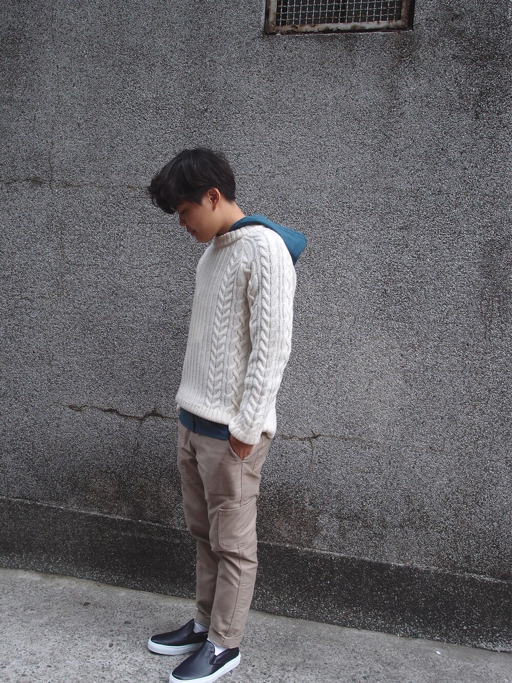 「plain-me」｜「plain-meの麻花織紋圓領毛衣（ニット/セーター、ホワイト系）」を使った、plain-me新竹さん（メンズ・170cm）の秋コーディネートの1枚目の写真