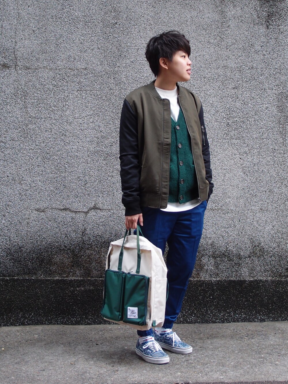 「plain-me」｜「plain-meのplain-me 自製商品 斜紋棉質彈性縮口長褲（チノパンツ、ブルー系）」を使った、plain-me新竹さん（メンズ・160cm）の冬コーディネートの1枚目の写真