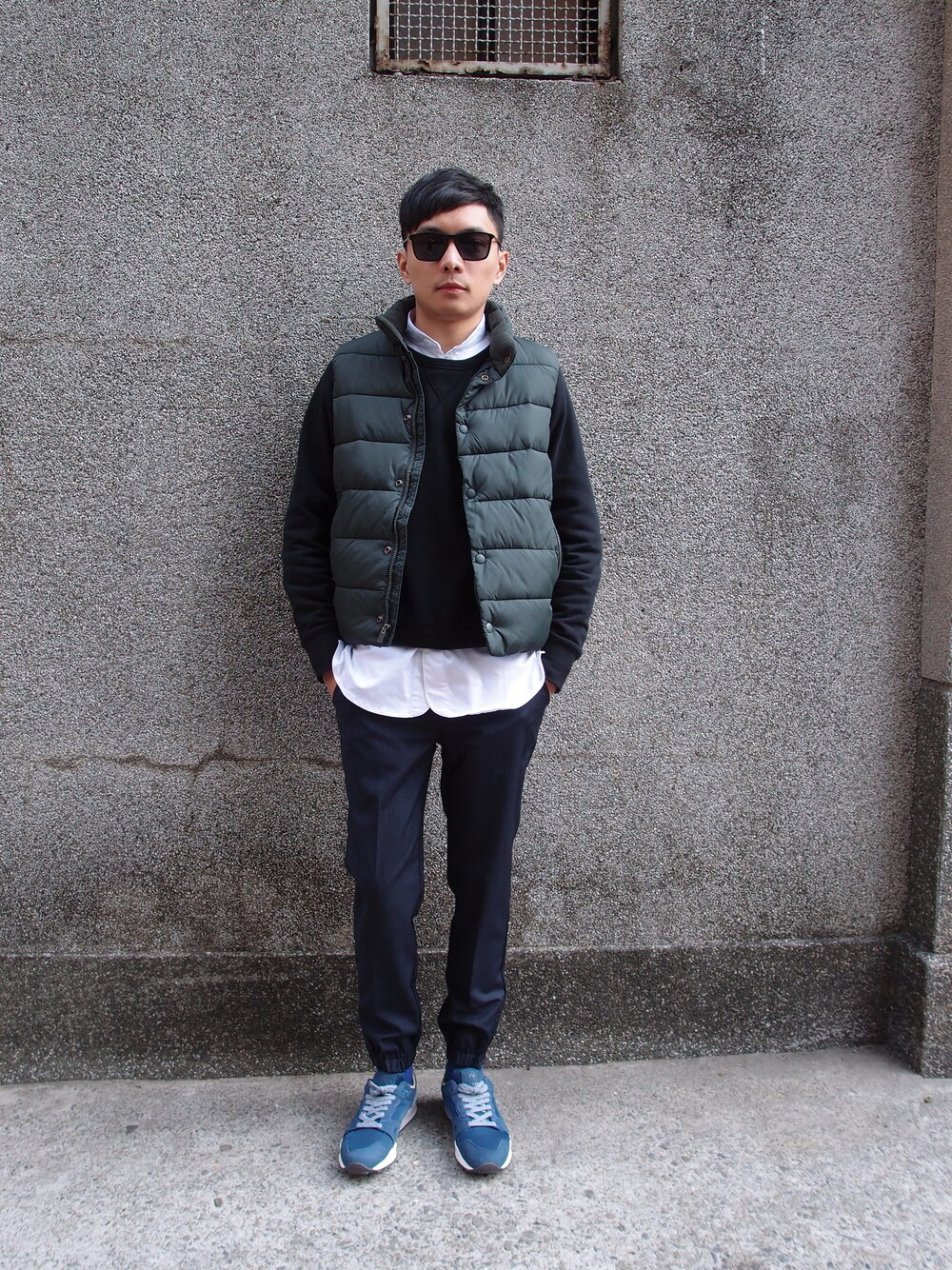 「GAP、plain-me」｜「plain-meの條紋拉鍊縮口長褲（パンツ、その他）」を使った、plain-me新竹さん（メンズ・178cm）の冬コーディネートの1枚目の写真