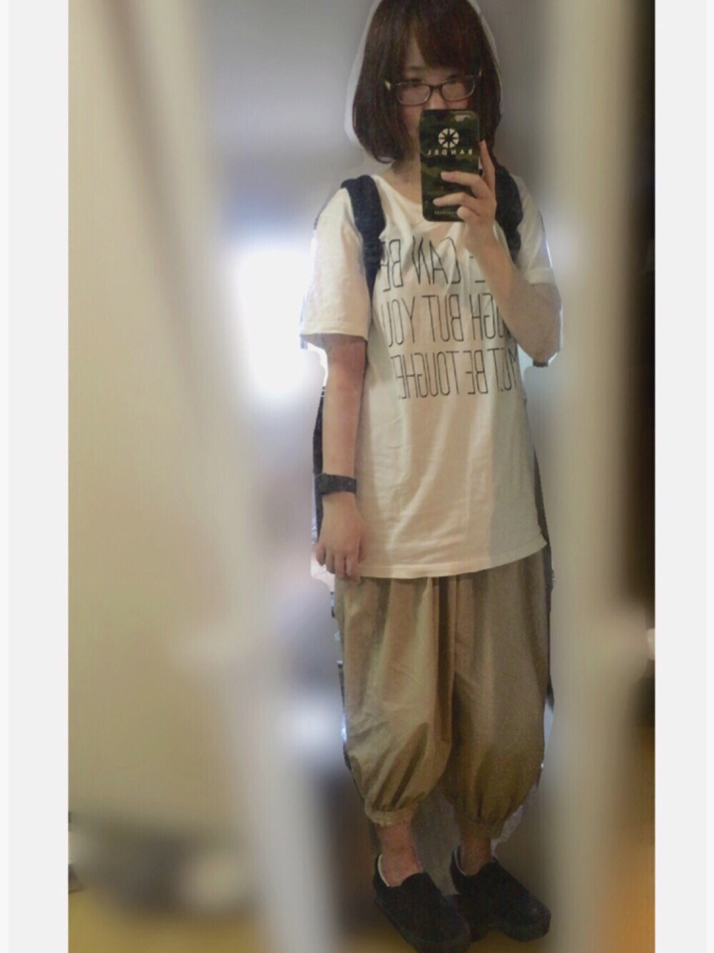 ホワイト系のTシャツ/カットソー、ベージュ系のその他パンツ、ブラック系のバックパック/リュックを着用したレディースの夏コーディネートの1枚目の写真