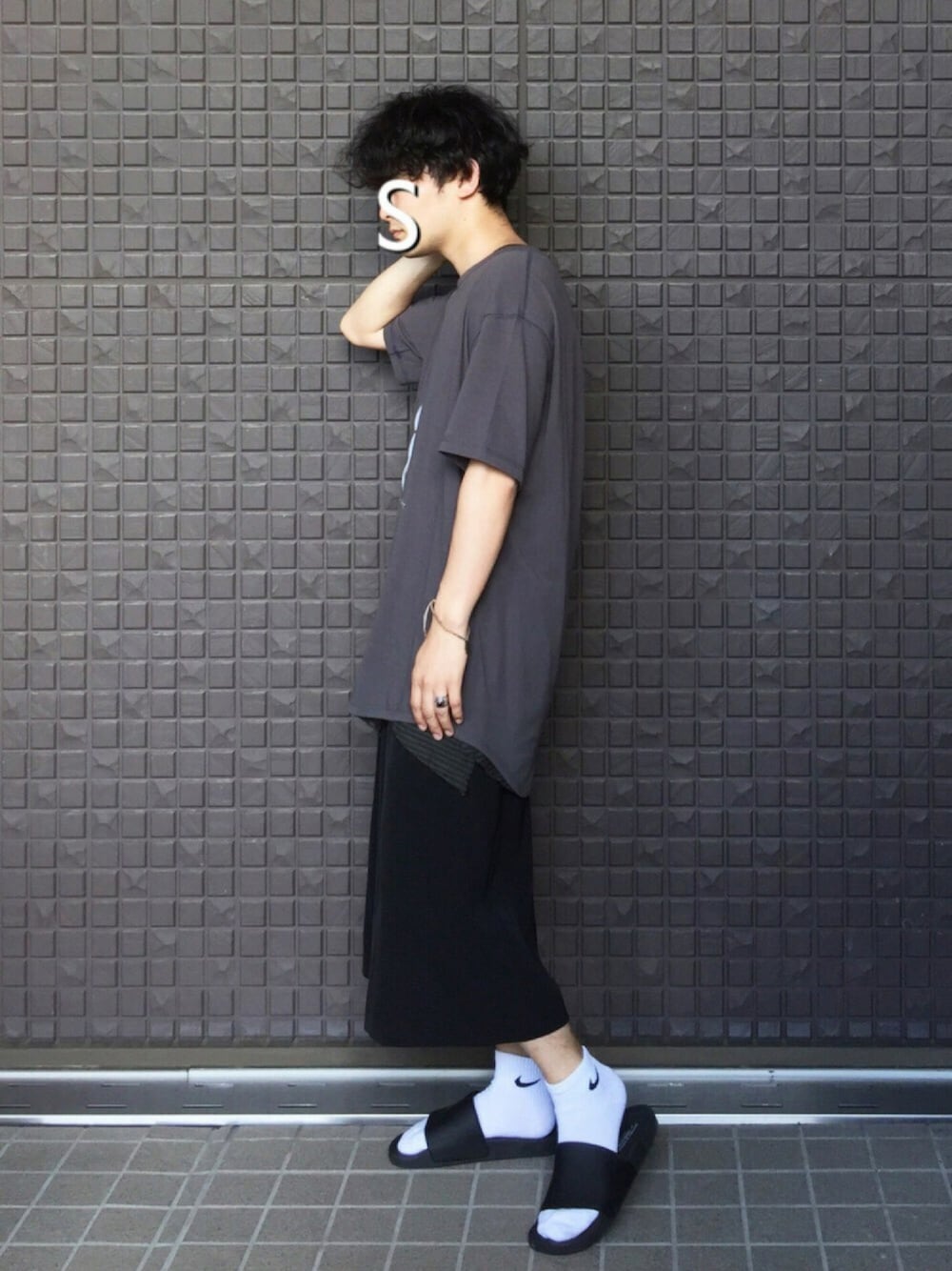 ブルー系のその他パンツ、グリーン系のタンクトップ、ブラック系のサンダルを着用したメンズの夏コーディネートの1枚目の写真