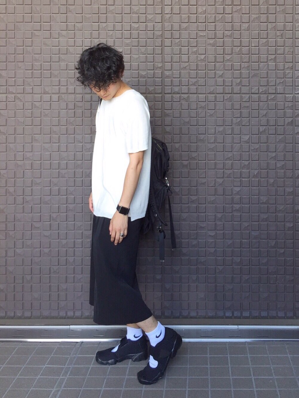 ブラック系のバックパック/リュック、ホワイト系のTシャツ/カットソー、ブルー系のその他パンツを着用したメンズの夏コーディネートの1枚目の写真