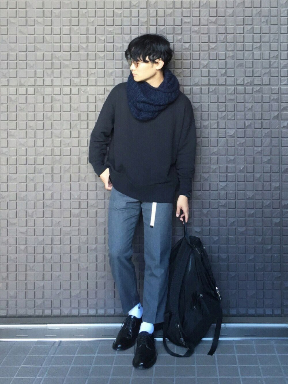 ブラック系のスウェット、グレー系のチノパンツ、ブラック系のドレスシューズを着用したメンズの秋コーディネートの1枚目の写真