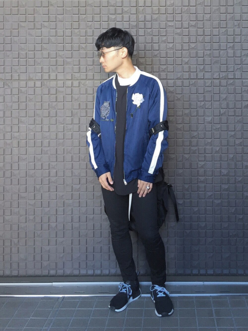 ブラック系のバックパック/リュック、ブルー系のその他アウター、ブラック系のTシャツ/カットソーを着用したメンズの秋コーディネートの1枚目の写真