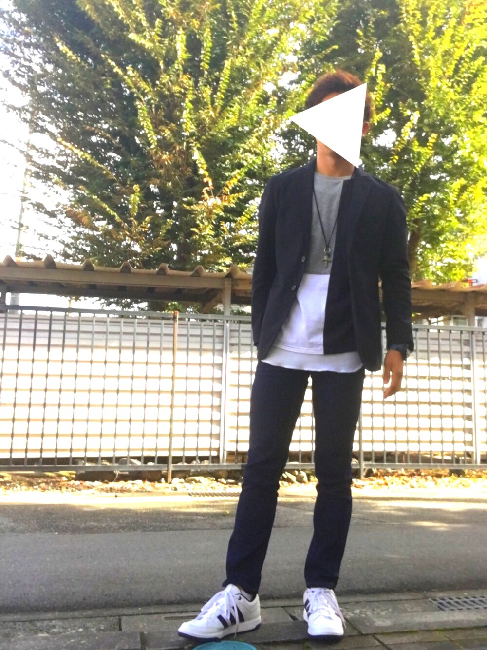 ホワイト系のTシャツ/カットソー、グレー系のタンクトップ、ブルー系のパンツを着用したメンズの秋コーディネートの1枚目の写真