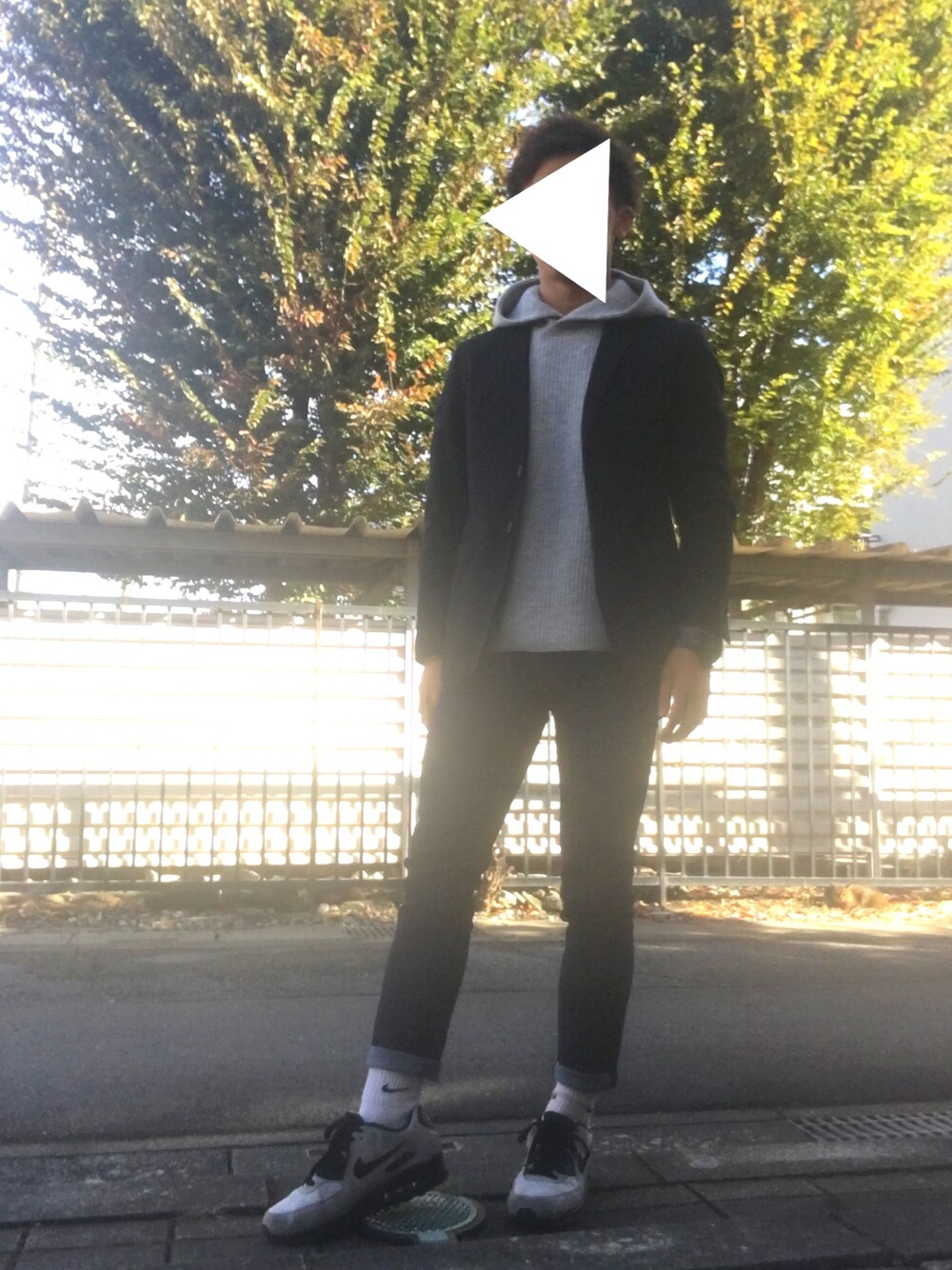 ブルー系のテーラードジャケット、グレー系のパーカー、ブルー系のパンツを着用したメンズの秋コーディネートの1枚目の写真