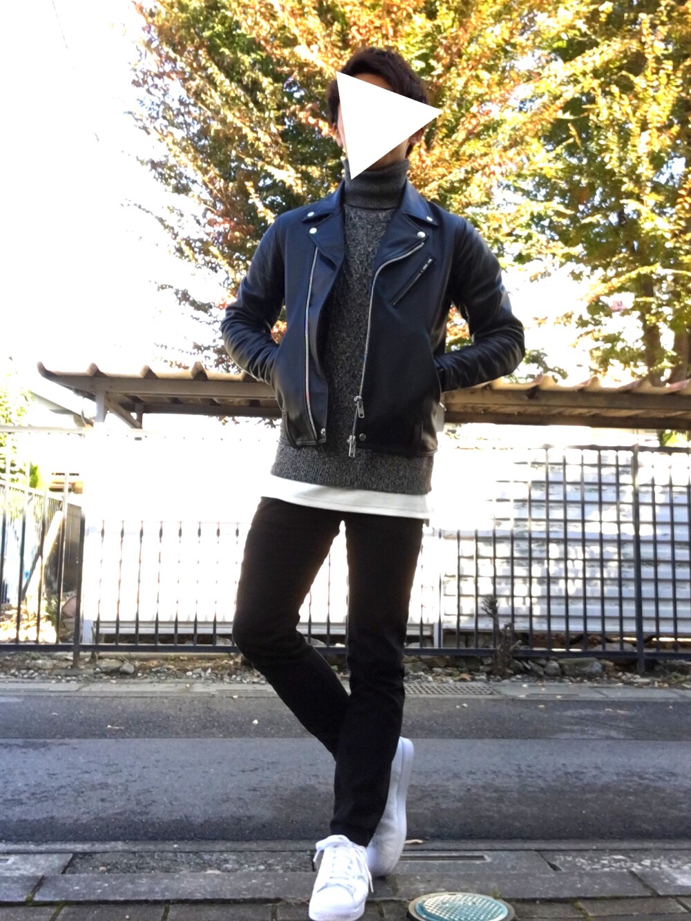 ブラック系のライダースジャケット、ホワイト系のニット/セーター、ブラック系のデニムパンツを着用したメンズの秋コーディネートの1枚目の写真