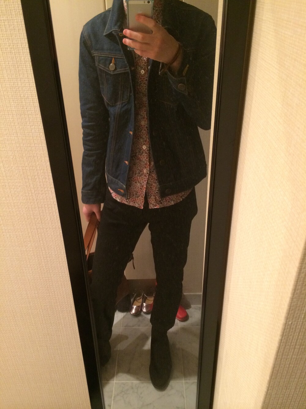 「デニムジャケット、FRED PERRY、BURBERRY BLACK LABEL」｜「FRED PERRYのLiberty Printed Long Sleeve Shirt（シャツ/ブラウス、レッド系）」を使った、nagisaさん（メンズ・173cm）の春コーディネートの1枚目の写真