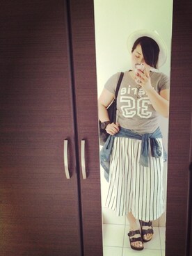 「グレーTシャツ」｜「アイテム（オールインワン・サロペット）」を使った、笑美∞さん（レディース・160cm）の夏コーディネート