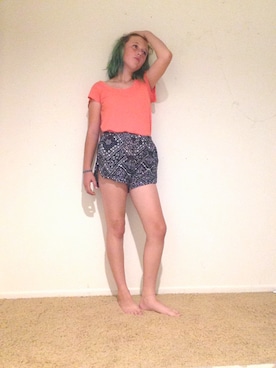 「アイテム（チノパンツ、ブラック系）」を使った、Wynter Sirofさん（キッズ・155cm）の秋コーディネート