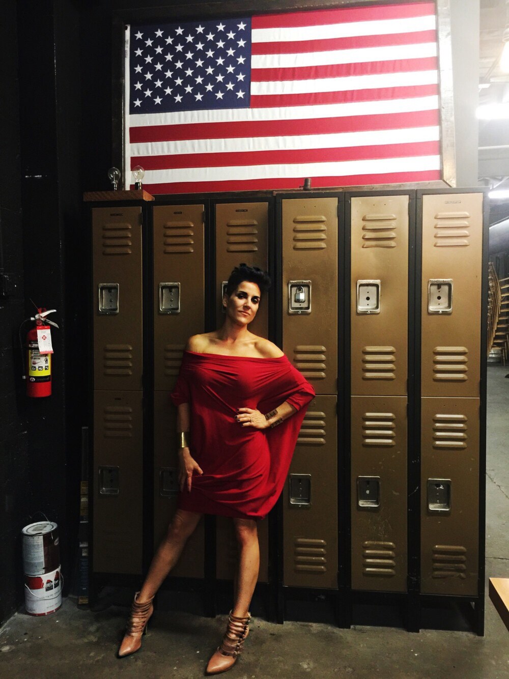 レッド系のワンピースを着用したレディースの秋コーディネートの1枚目の写真