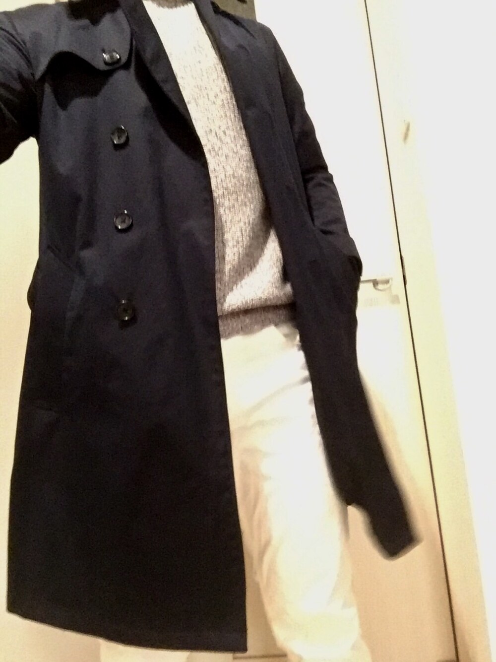 ブルー系のトレンチコート、グレー系のニット/セーター、ホワイト系のその他パンツを着用したメンズの秋コーディネートの1枚目の写真