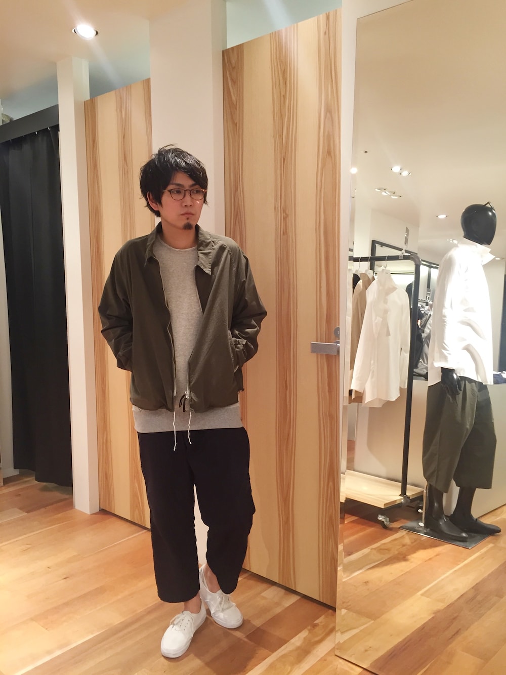 「ドメスティックブランド、ルイス(Lui's)、ワイドパンツ」｜「bukhtの◇bukht / ブフト DROP COLLAR BLOUSON（ブルゾン、グリーン系）」を使った、yokaさん（メンズ・168cm）の春コーディネートの1枚目の写真