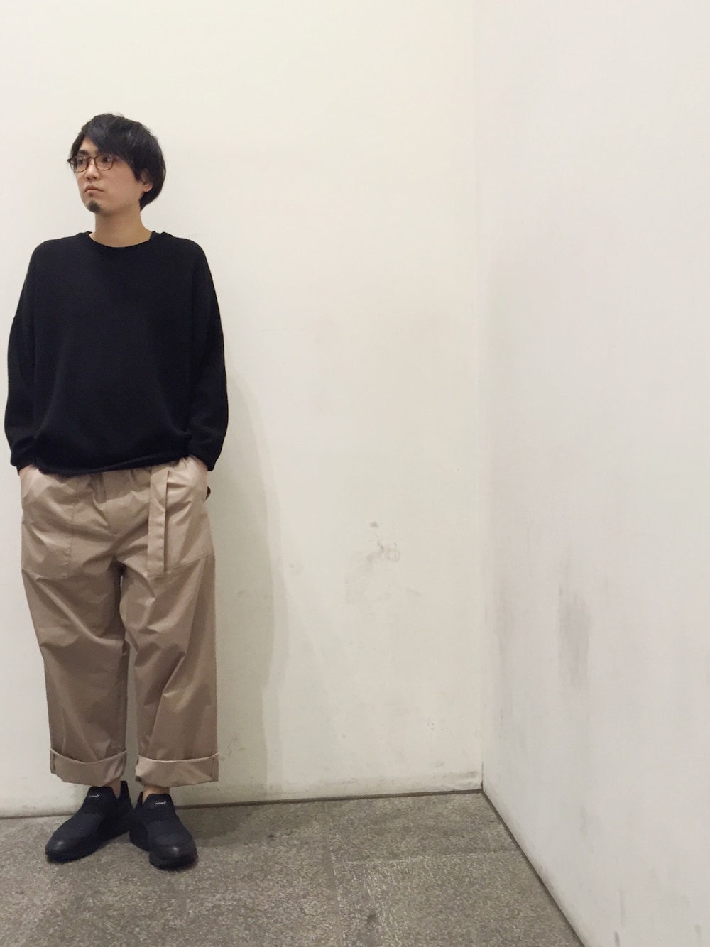 「春、シンプルコーデ、スニーカー、サマーニット、ベージュ、ロールアップ、プーマ、ワイドパンツ、ゆるコーデ、ゆるパンツ」｜「Lui'sのLui's(ルイス) ミラノリブBIGニット（ニット/セーター、ブラック系）」を使った、yokaさん（メンズ・168cm）の春コーディネートの1枚目の写真