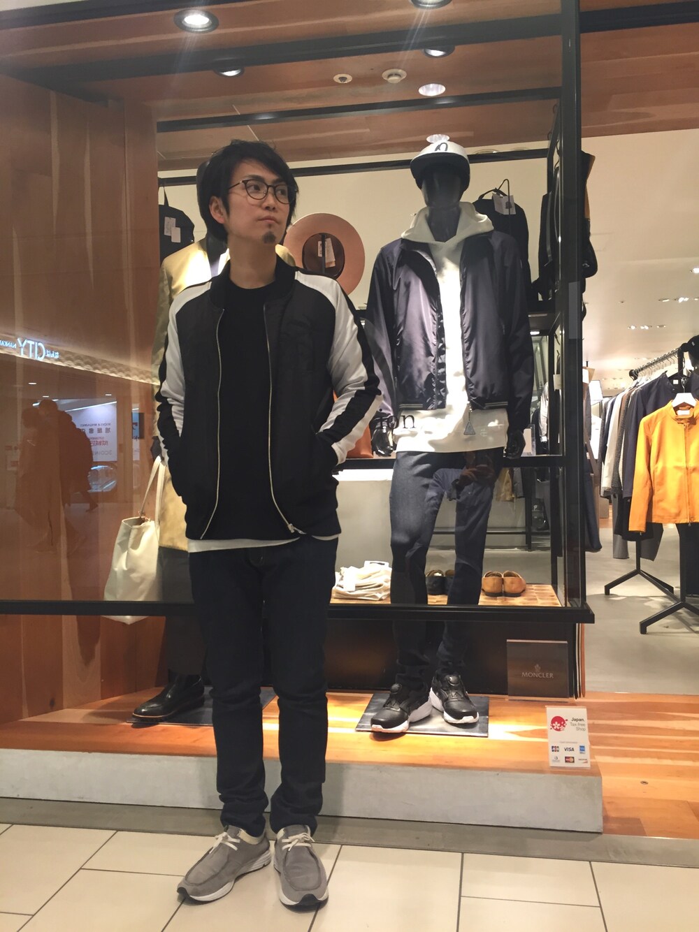 「黒、カジュアル、シンプルコーデ、モノトーン、スカジャン、ブルゾン、シシュウ、シンプル」｜「Lui'sのLui's(ルイス) スカジャン（ブルゾン、ブラック系）」を使った、yokaさん（メンズ・168cm）の春コーディネートの1枚目の写真