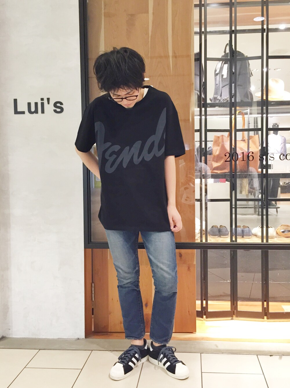 「シンプル、モード、ティーシャツ、Tシャツ、Tシャツ×デニム、LAD MUSICIAN、ブフト、スニーカー」｜「LAD MUSICIANのアイテム（Tシャツ/カットソー、ブラック系）」を使った、yokaさん（メンズ・168cm）の春コーディネートの1枚目の写真