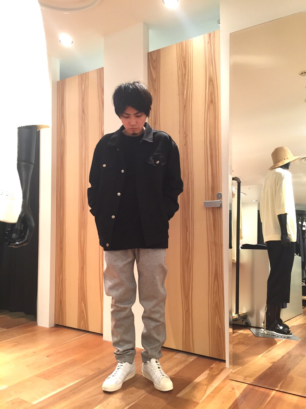 「きれいめカジュアル、シンプル、白スニーカー、オーバーサイズ、スニーカー、Gジャン、Lui's、リブパンツ、ストリート、ラフ」｜「UNUSEDのアイテム（デニムジャケット、ブラック系）」を使った、yokaさん（メンズ・168cm）の春コーディネートの1枚目の写真