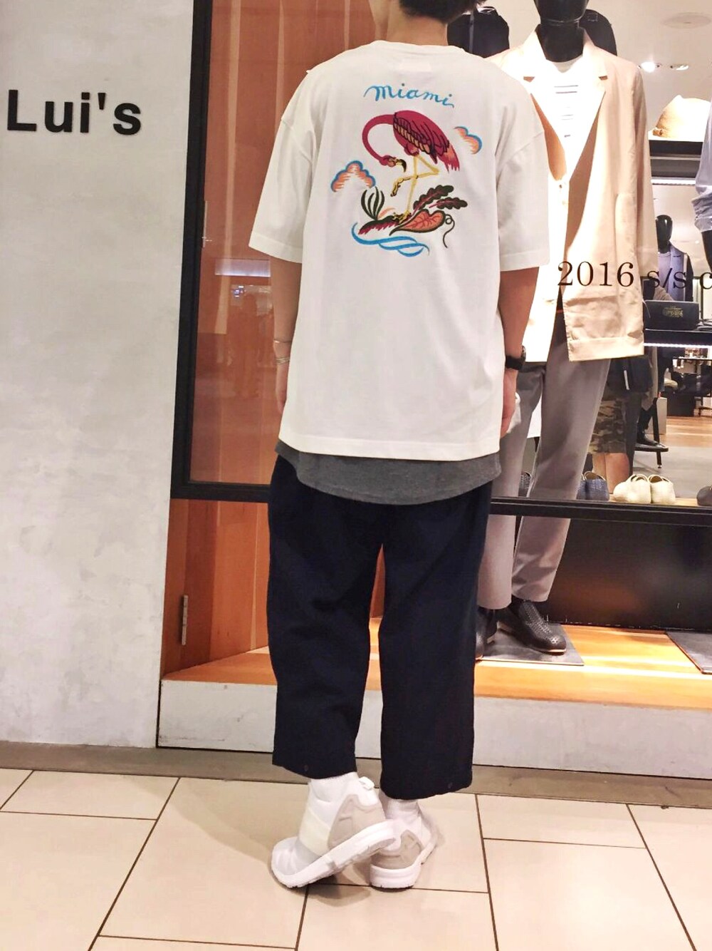 「夏、大人カジュアル、休日スタイル、Tシャツ、刺繍、白Tシャツ、ホワイト、スニーカー、レイヤードスタイル、ゆるコーデ」｜「Lui'sのLui's(ルイス) 刺繍BIG Tシャツ（Tシャツ/カットソー、ホワイト系）」を使った、yokaさん（メンズ・168cm）の春コーディネートの1枚目の写真
