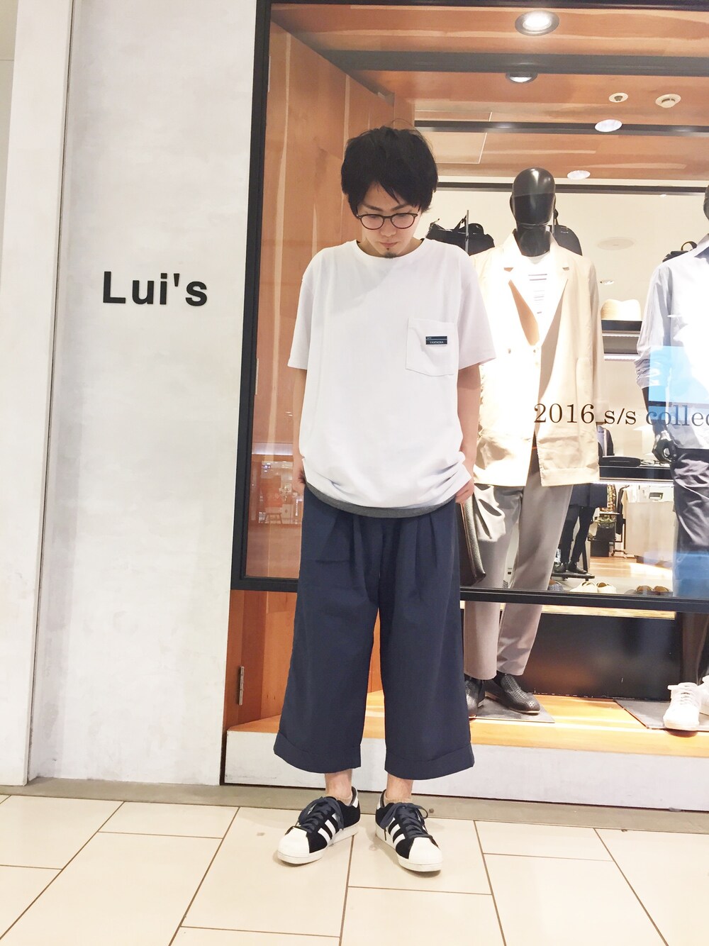 「春、休日スタイル、夏、夏コーデ、スニーカー、レイヤードスタイル、adidas、bukht、大人カジュアル」｜「bukhtの《予約》bukht / ブフト カノコポケットTEE（Tシャツ/カットソー、ホワイト系）」を使った、yokaさん（メンズ・168cm）の春コーディネートの1枚目の写真