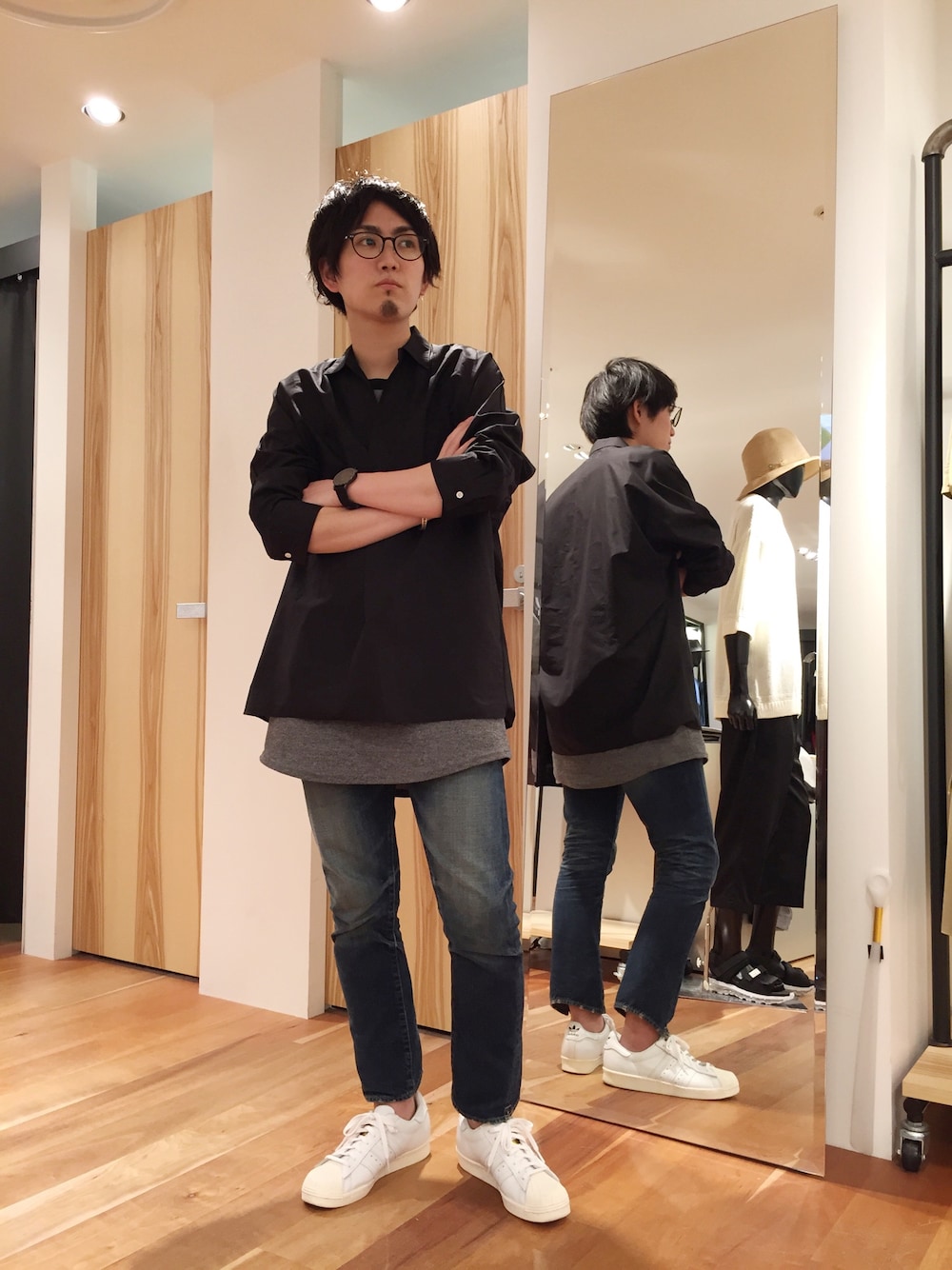 「春、休日スタイル、デニムパンツ、黒、シャツスタイル、プルオーバー、アディダス、adidas、タンクトップ、9分丈パンツ」｜「Lui'sのアイテム（シャツ/ブラウス、ブラック系）」を使った、yokaさん（メンズ・168cm）の春コーディネートの1枚目の写真