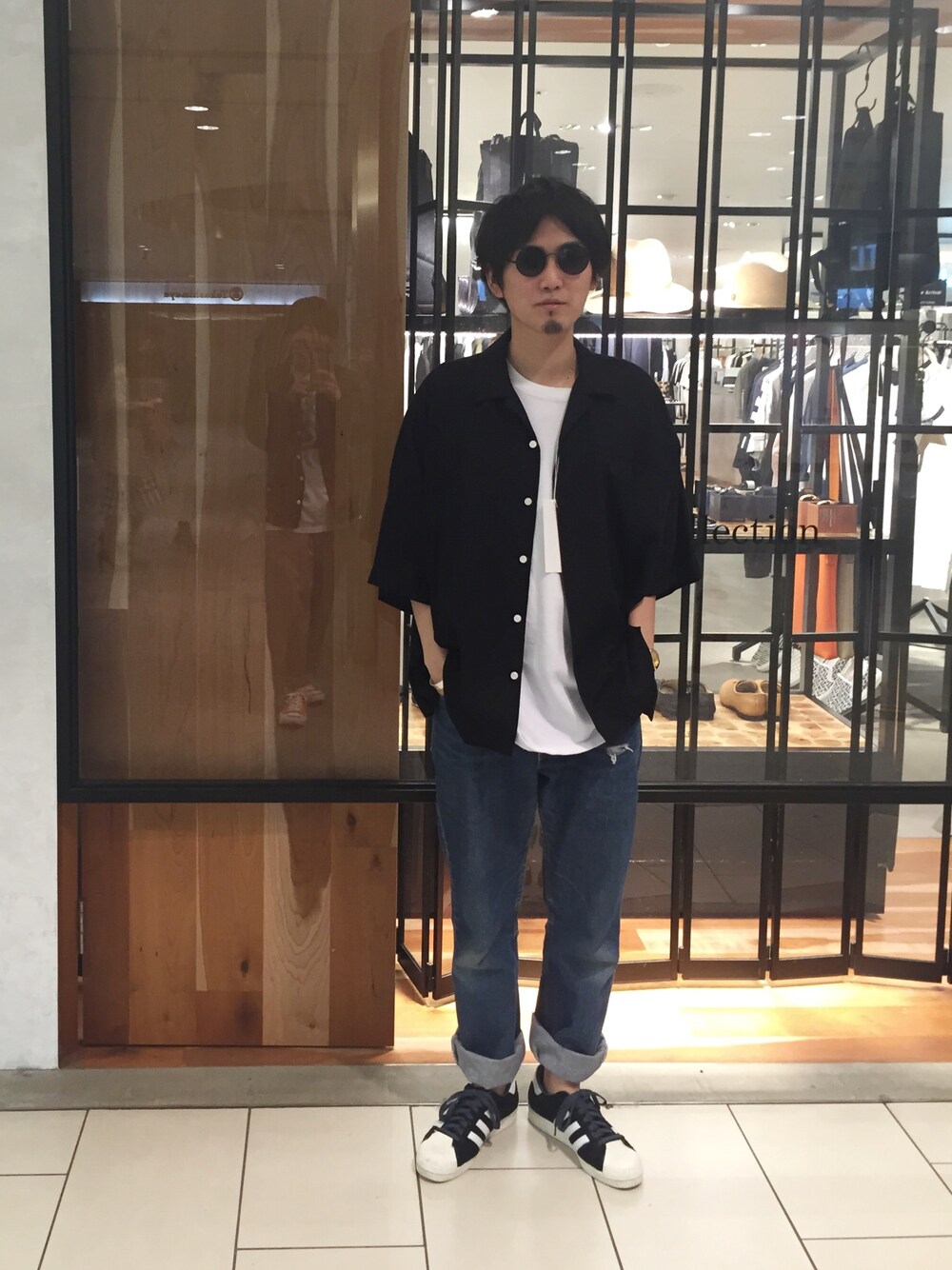 「デニム、Tシャツ、シャツスタイル、シンプル、ブラック、ワイドパンツ、adidas」｜「Levi'sのアイテム（デニムパンツ、ブルー系）」を使った、yokaさん（メンズ・168cm）の春コーディネートの1枚目の写真