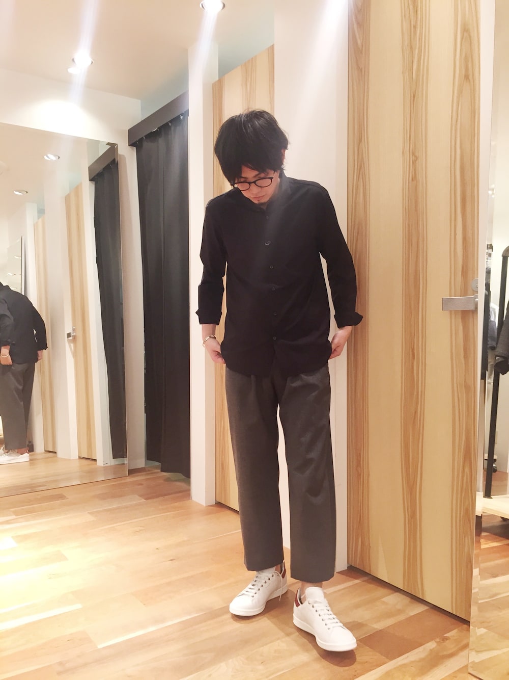 「ラフ、黒、大人カジュアル、ワイドパンツ、シャツスタイル、ドメスティックブランド、グレー、エトセンス、スニーカー、白スニーカー」｜「ETHOSENSのアイテム（シャツ/ブラウス、ブラック系）」を使った、yokaさん（メンズ・168cm）の春コーディネートの1枚目の写真