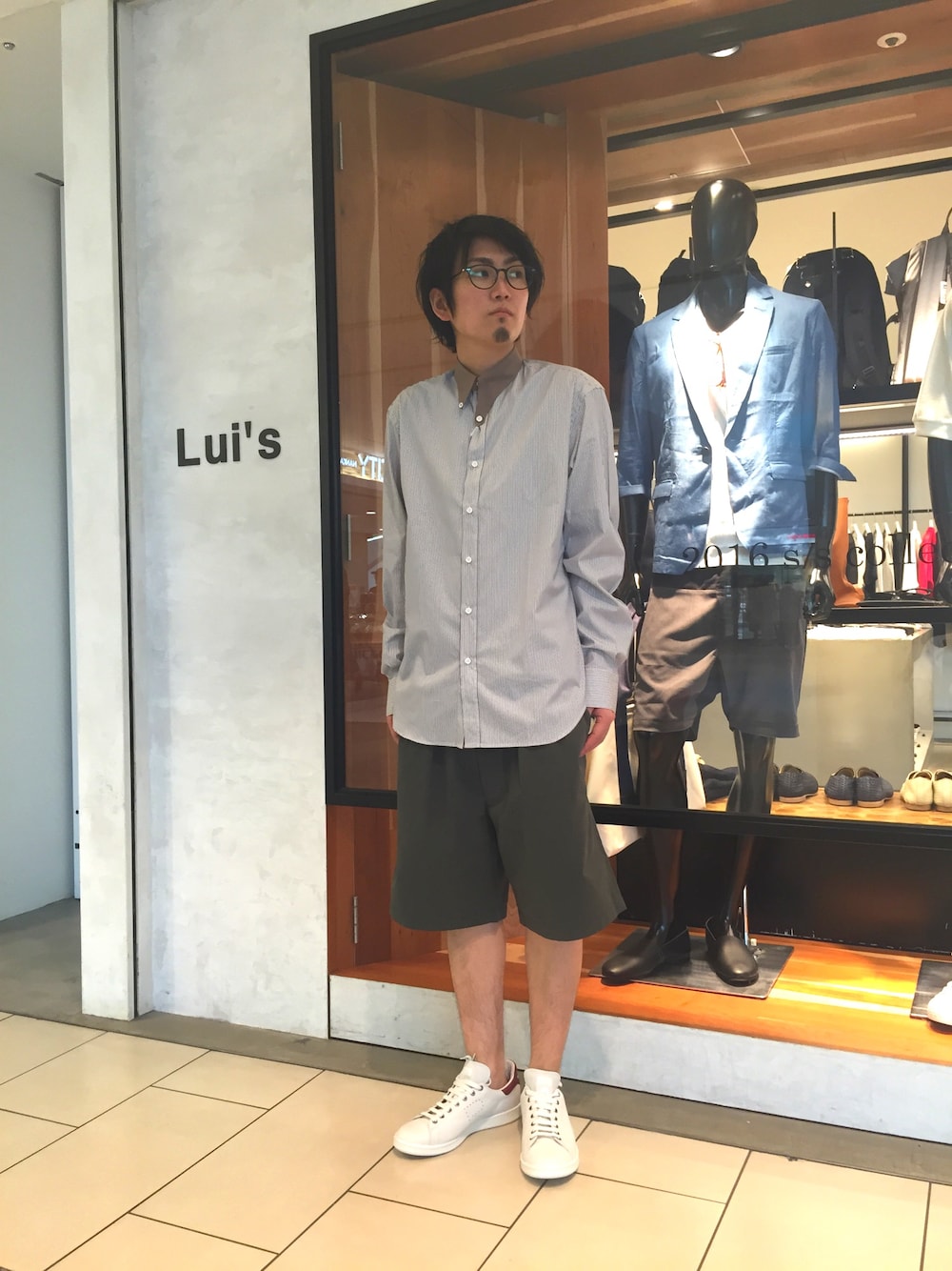 「ラフ、ミリタリー、カーキ、adidas、ストライプ、インポート、ショートパンツ、ウミットベナン、ホワイト、スニーカー」｜「umit benanの＜UMIT BENAN（ウミット・ベナン）＞SOLID BD SHIRT（シャツ/ブラウス、ホワイト系）」を使った、yokaさん（メンズ・168cm）の春コーディネートの1枚目の写真