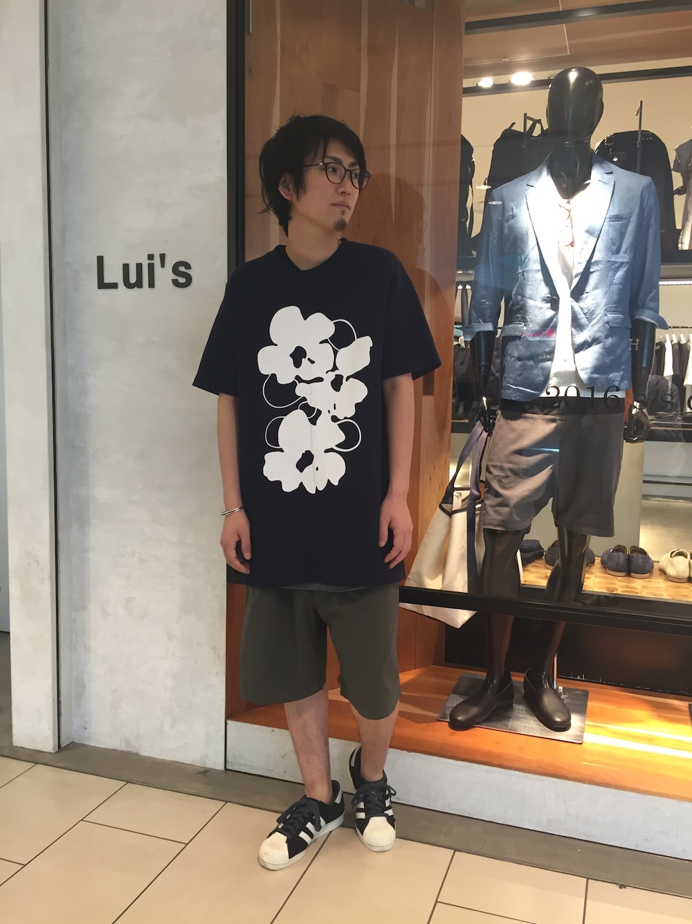 「ラフ、大人カジュアル、ロング丈、シンプルコーデ、ショートパンツ、Tシャツ、インポート、ネイビー、スニーカー、スニーカーコーデ」｜「MOHSINのアイテム（Tシャツ/カットソー、ブルー系）」を使った、yokaさん（メンズ・168cm）の春コーディネートの1枚目の写真