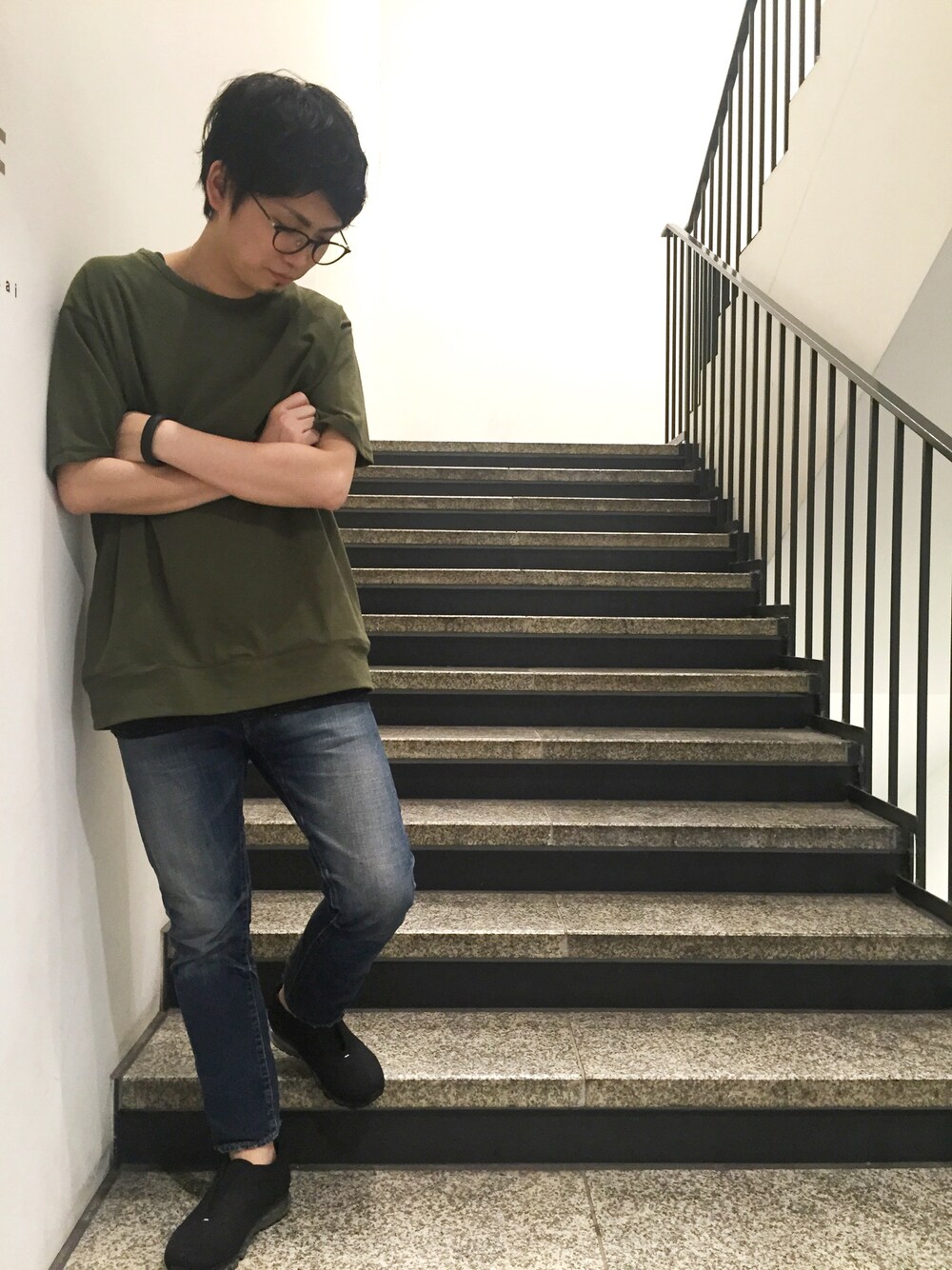 「夏、カジュアル、オーバーサイズ、ストリート、カーキ、Tシャツ、デニム、スニーカー、ゆったりコーデ、シンプル」｜「Lui'sのLui's(ルイス) ポケット付きロングカットソー（Tシャツ/カットソー、グリーン系）」を使った、yokaさん（メンズ・168cm）の夏コーディネートの1枚目の写真