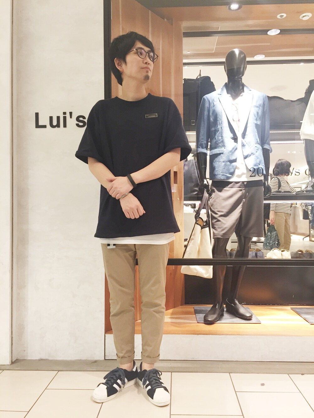 「ラフ、カジュアルコーデ、ビッグシルエット、チノパン、ベージュ、Tシャツ、スニーカー、スニーカーコーデ、９部丈、Lui's」｜「Lui'sの半袖スウェット（Tシャツ/カットソー、ブラック系）」を使った、yokaさん（メンズ・168cm）の夏コーディネートの1枚目の写真