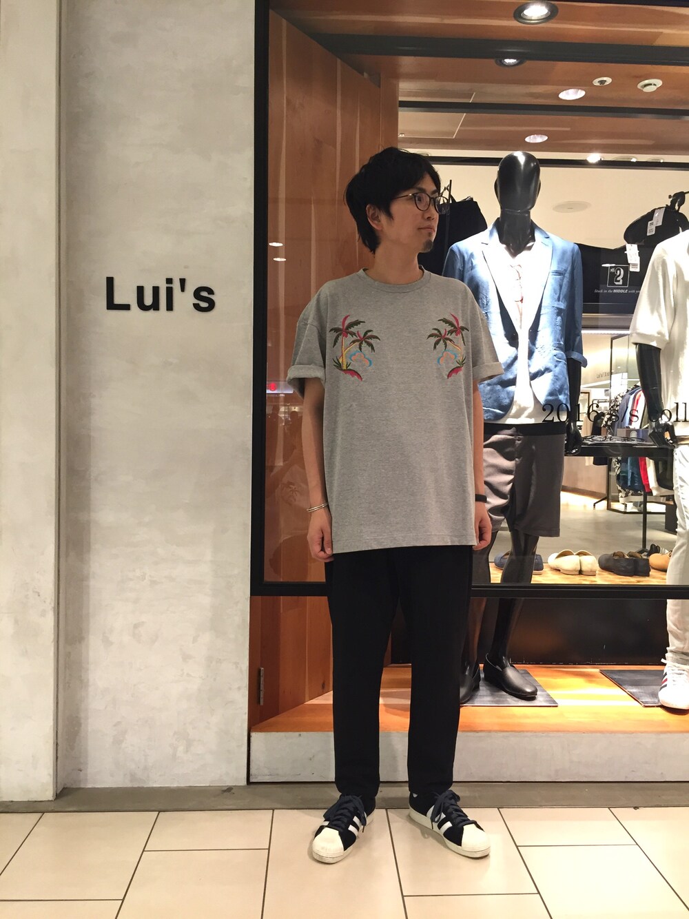 「シンプル、夏コーデ、ストリート、ゆるコーデ、ワイドパンツ、Tシャツ、刺繍Tシャツ、スニーカー、グレー、カジュアル」｜「Lui'sのアイテム（Tシャツ/カットソー、グレー系）」を使った、yokaさん（メンズ・168cm）の夏コーディネートの1枚目の写真