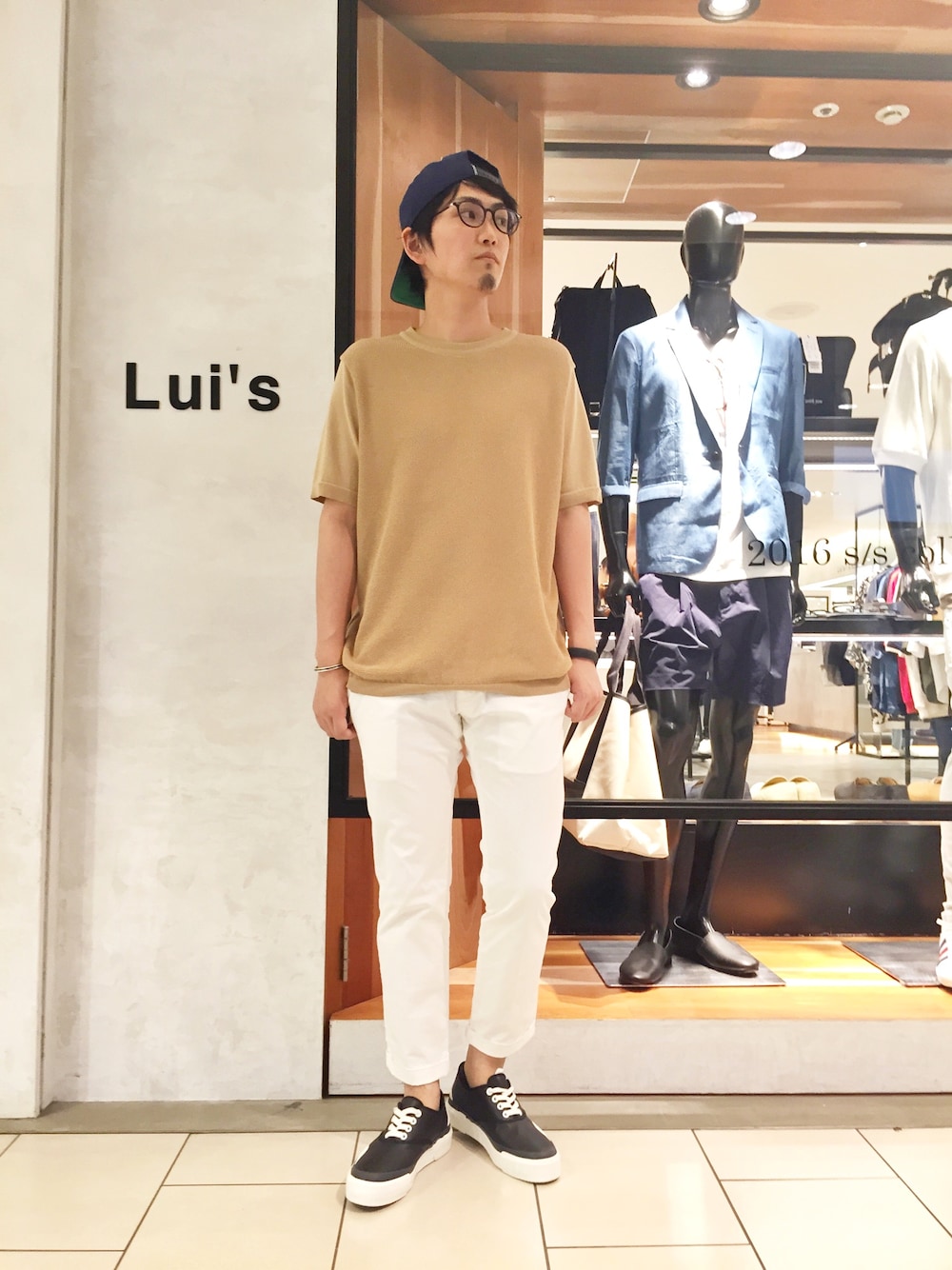 「シンプルコーデ、カジュアル、ストリート、キャップ、ブラック、ホワイト、ホワイトパンツ、ベージュ、ニット、スニーカー」｜「Lui'sの編み切替えニット（ニット/セーター、ベージュ系）」を使った、yokaさん（メンズ・168cm）の夏コーディネートの1枚目の写真