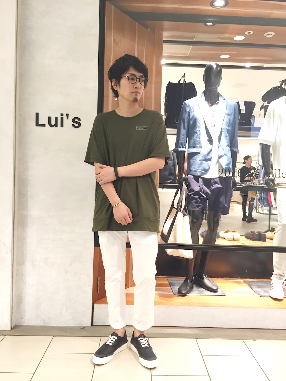 「夏、スニーカー、オトナカジュアル、カーキ、Tシャツ、Tシャツスタイル、チノパン、ストリート」｜「Lui'sのLui's(ルイス) ポケット付きロングカットソー（Tシャツ/カットソー、グリーン系）」を使った、yokaさん（メンズ・168cm）の夏コーディネートの1枚目の写真