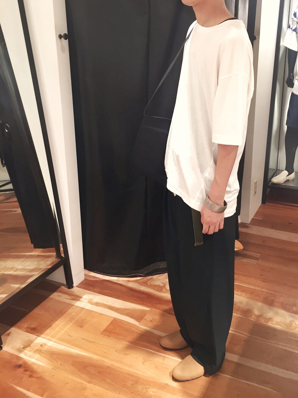 「夏、ビッグシルエット、ワイドパンツ、グリーン、Tシャツ、白Tシャツ、スラックス、ロングベルト、サコッシュ、モード」｜「Lui'sのLui's(ルイス) スビンコットンBIGTシャツ（Tシャツ/カットソー、ホワイト系）」を使った、yokaさん（メンズ・168cm）の夏コーディネートの1枚目の写真
