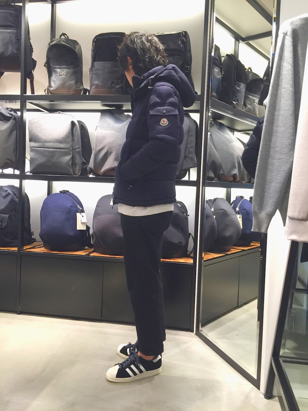 「MONCLER、ダウンジャケット、細身、黒、ネイビー、アディダス、ロールアップ、デニム、冬、冬コーデ」｜「MONCLERのアイテム（ダウンジャケット/コート、ブルー系）」を使った、yokaさん（メンズ・168cm）の秋コーディネートの1枚目の写真