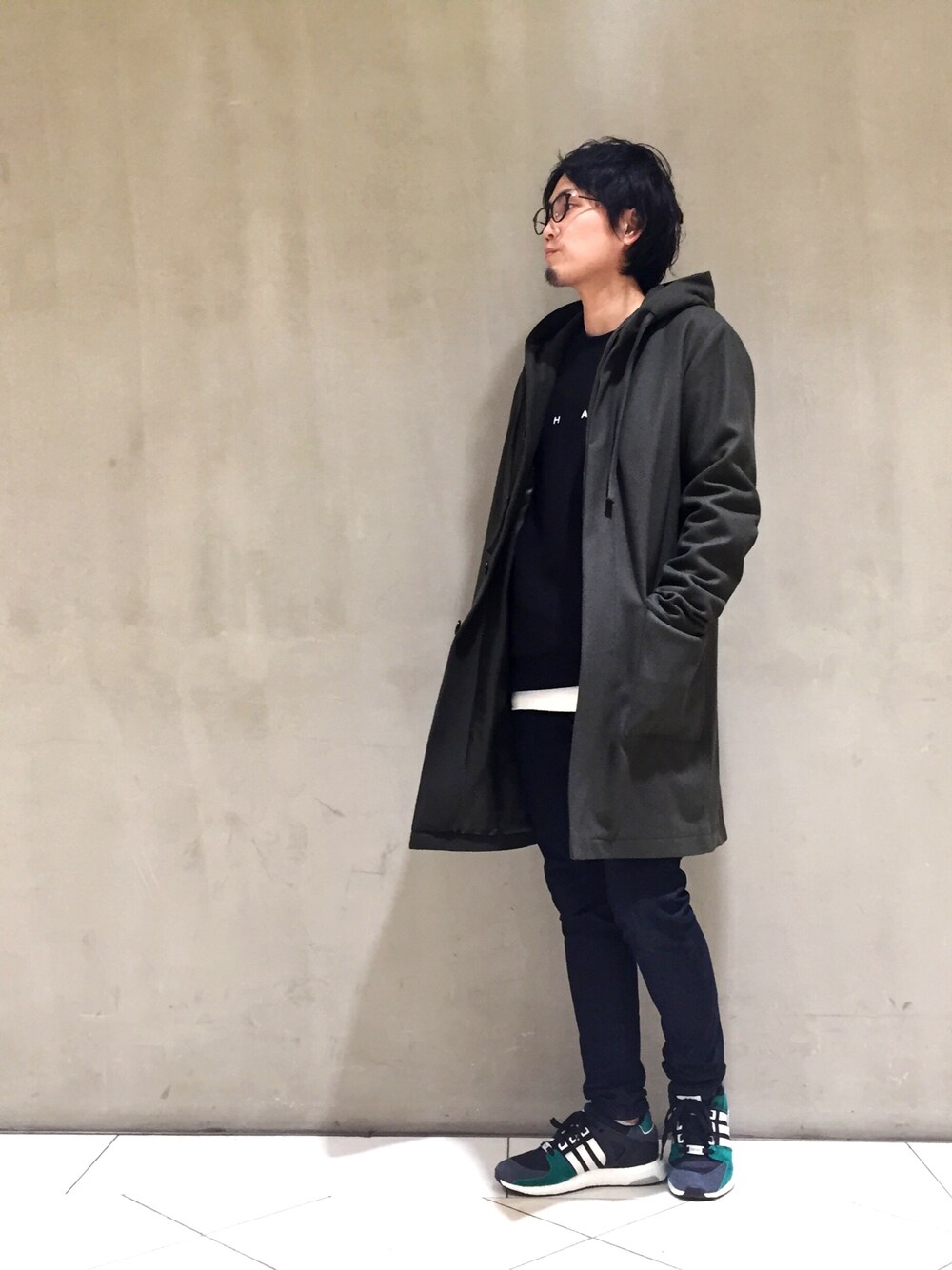 「キレイめ、デニム、冬コーデ、スウェット、コート、アディダス、スニーカー、カーキ、ストリート、インポート」｜「harmonyのアイテム（その他アウター、グリーン系）」を使った、yokaさん（メンズ・168cm）の秋コーディネートの1枚目の写真