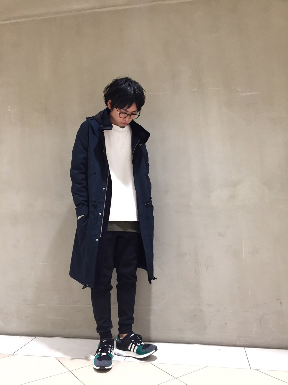 「スニーカー、シンプル、大人コーデ、ラフ、クロップドパンツ、NIKE、adidas、コート、ストリート、ルイス(Lui's)」｜「JULIAN DAVIDのアイテム（その他アウター、ブルー系）」を使った、yokaさん（メンズ・168cm）の秋コーディネートの1枚目の写真