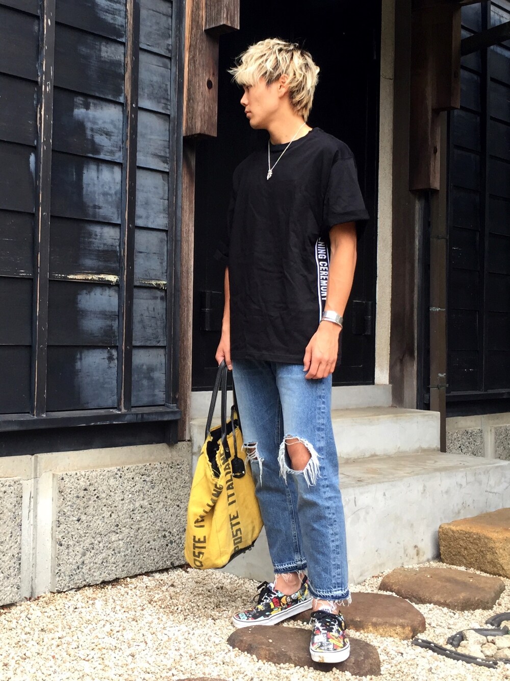 ブラック系のTシャツ/カットソー、ブルー系のデニムパンツ、その他のスニーカーを着用したメンズの夏コーディネートの1枚目の写真