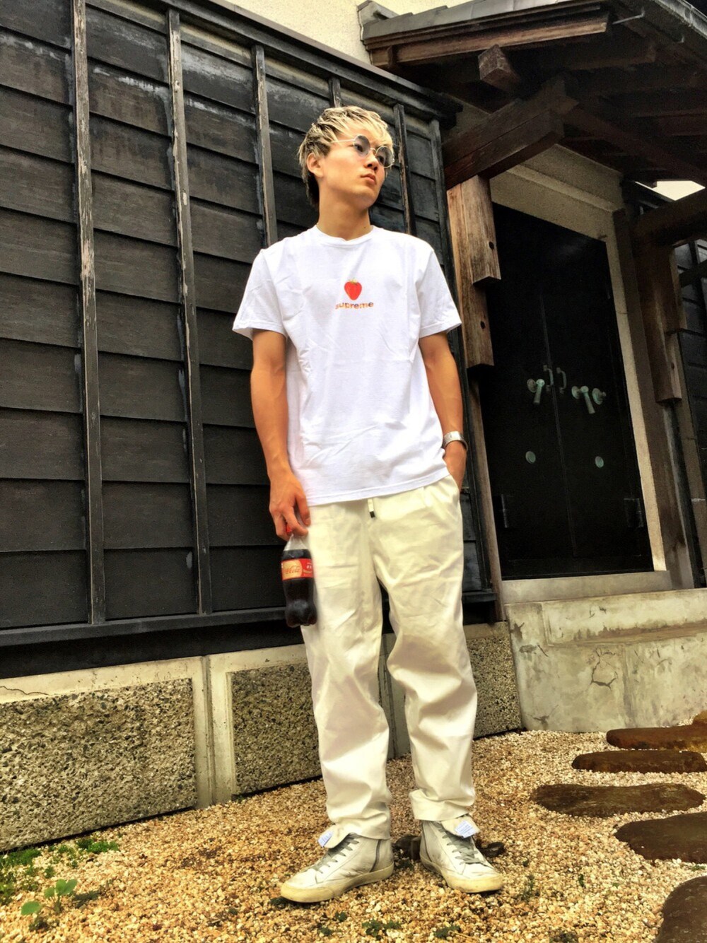 ホワイト系のTシャツ/カットソー、ホワイト系のその他パンツ、ホワイト系のスニーカーを着用したメンズの夏コーディネートの1枚目の写真