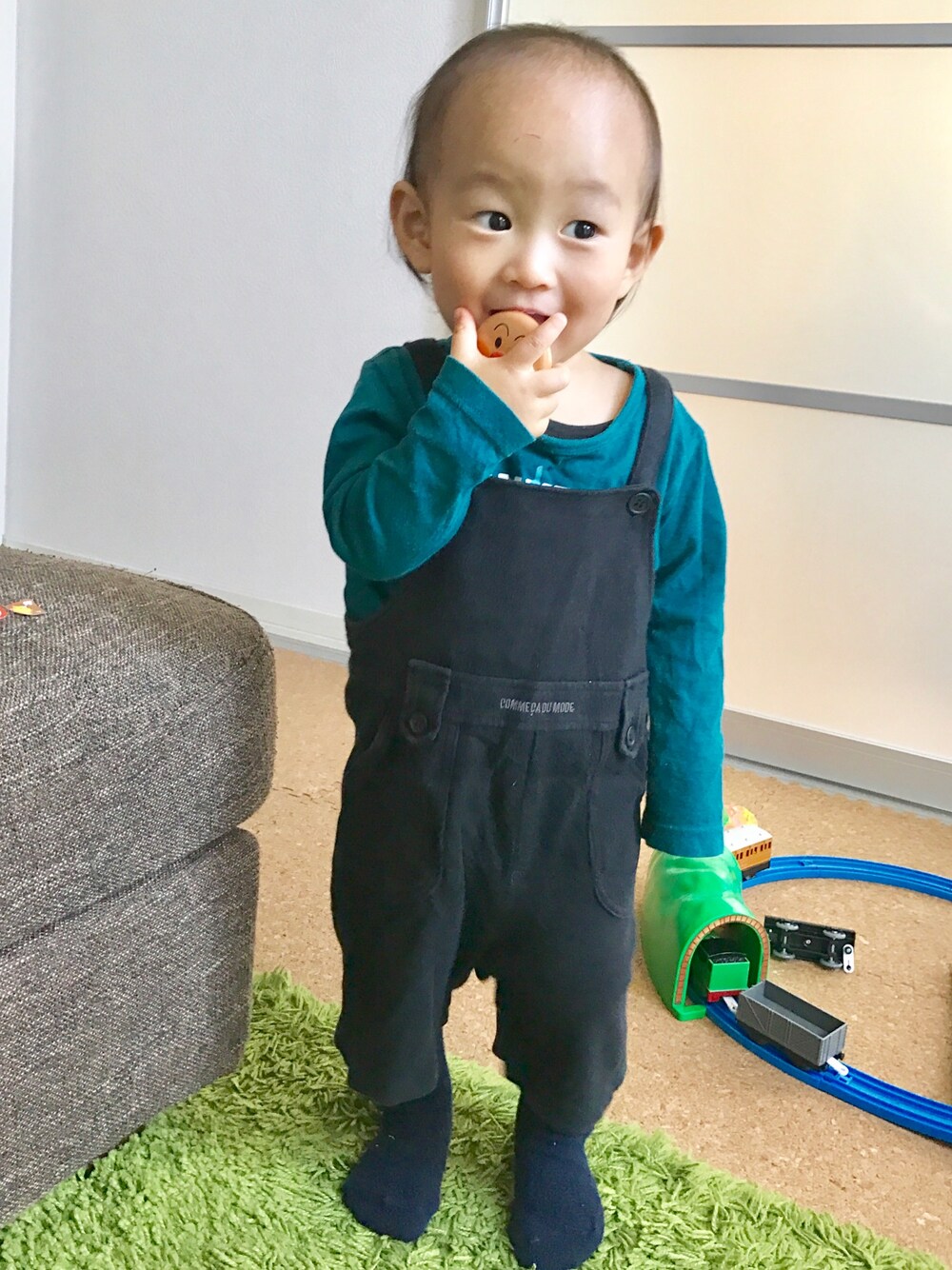 「シンプルコーデ、冬、オーバーオール、コムサ、おとこのこ、男の子、1歳、帽子かぶらへんの会、カジュアル、プチプラ」｜「COMME CA DU MODEのアイテム（Tシャツ/カットソー、グリーン系）」を使った、eitooさん（キッズ・80cm）の冬コーディネートの1枚目の写真