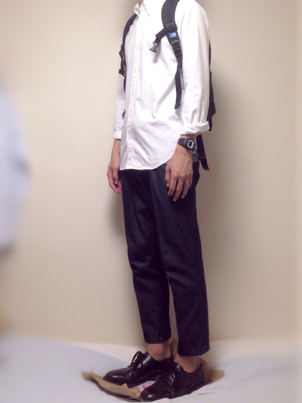 ホワイト系のシャツ/ブラウス、ブルー系のデニムパンツ、ブラック系のブーツを着用したメンズの夏コーディネートの1枚目の写真