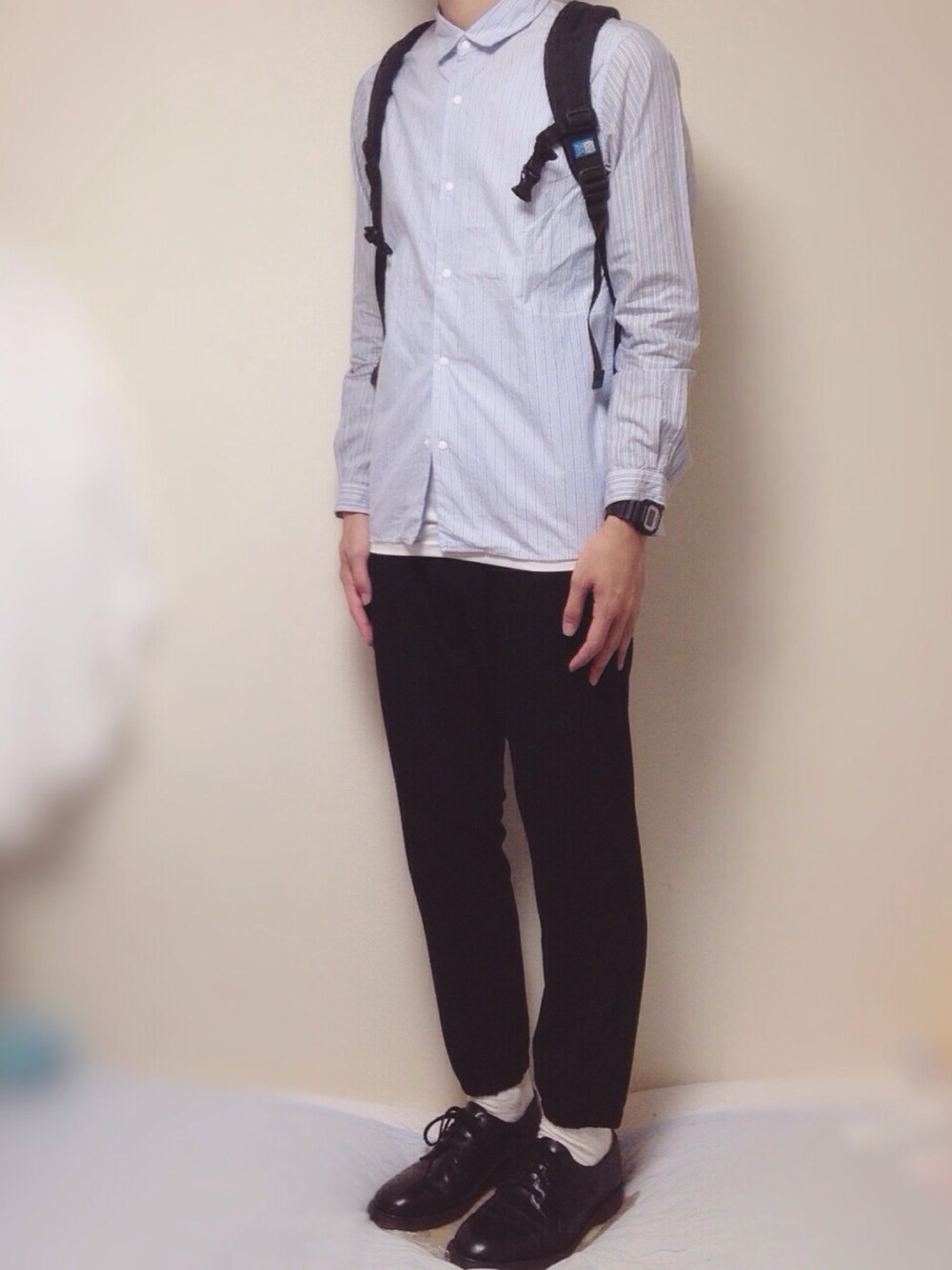 ブルー系のシャツ/ブラウス、ブラック系のスラックス、ブラック系のブーツを着用したメンズの秋コーディネートの1枚目の写真