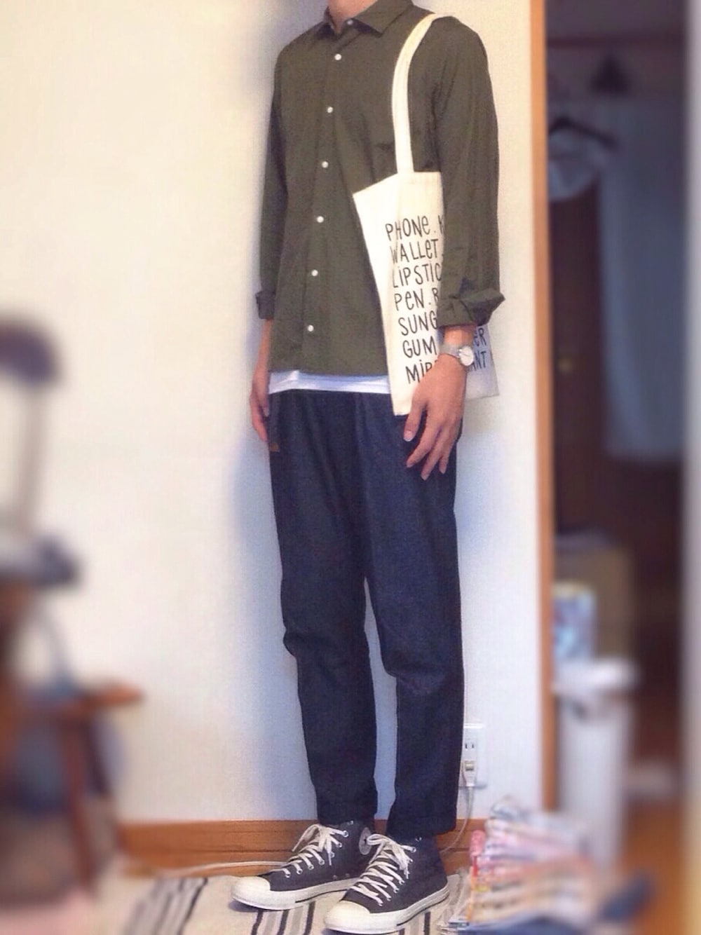「YAECA、converse、MHL.、H&M、デニム、クロップドパンツ、オールスター、ハイカットスニーカー、トートバッグ、シャツスタイル」｜「YAECAのアイテム（シャツ/ブラウス、グリーン系）」を使った、kenさん（メンズ・186cm）の秋コーディネートの1枚目の写真