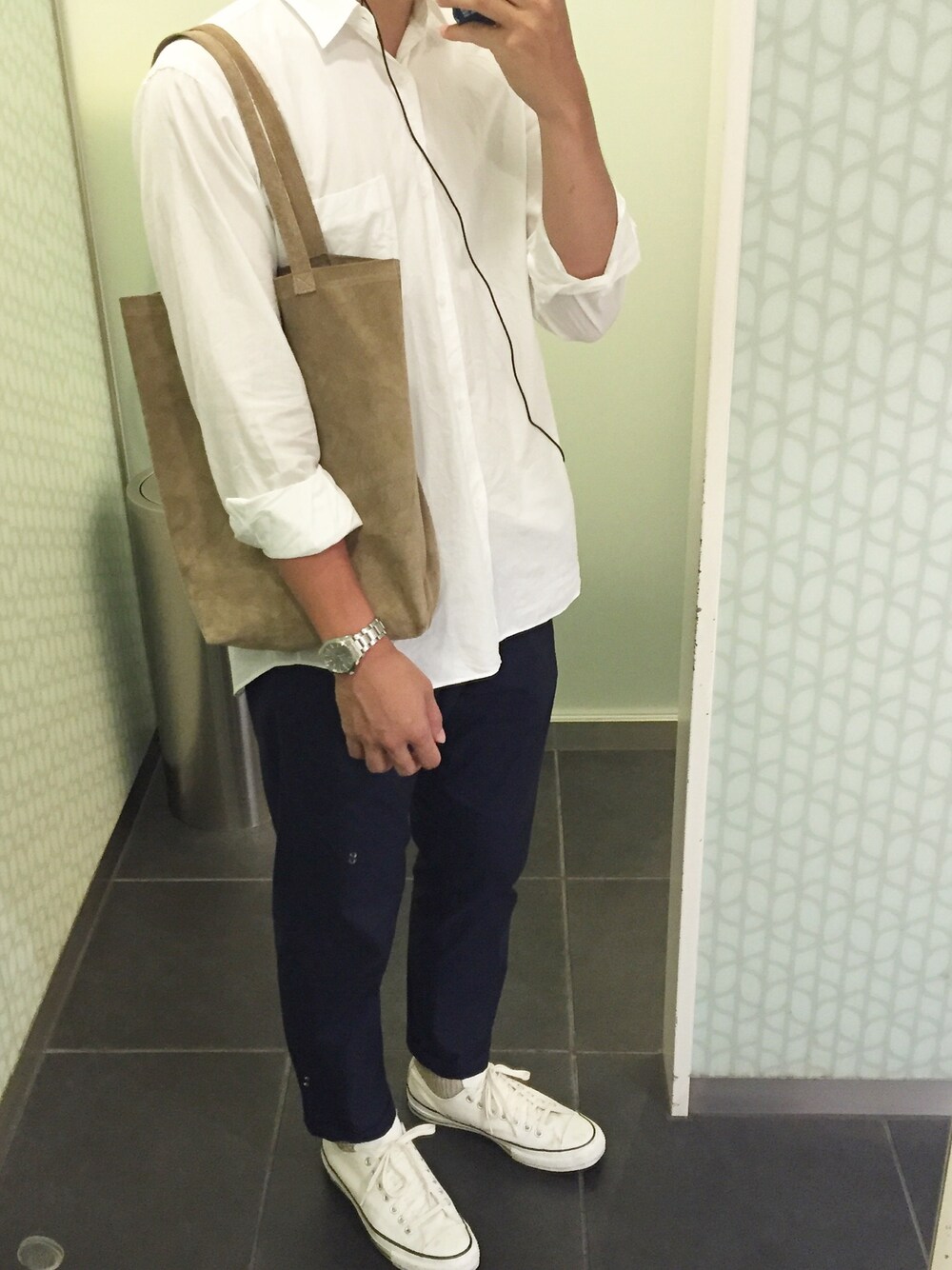 「白シャツ、シャツスタイル、イージーパンツ、ラインソックス、白スニーカー、トートバッグ、MHL.、converse、CONVERSE ADDICT、Chuck Taylor」｜「COMOLIの【COMOLI(コモリ)】COMOLI SHIRT（シャツ/ブラウス、ホワイト系）」を使った、kenさん（メンズ・186cm）の夏コーディネートの1枚目の写真