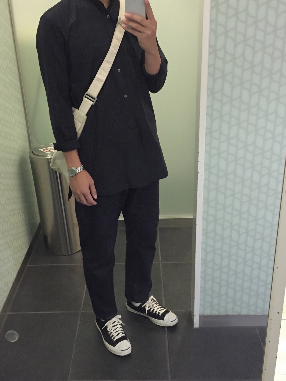 「バンドカラー、ノーカラーシャツ、ロングシャツ、ストライプシャツ、デニムパンツ、白ソックス、MHL.、converse、ジャックパーセル、orcival」｜「COMOLIのアイテム（シャツ/ブラウス、ブラック系）」を使った、kenさん（メンズ・186cm）の秋コーディネートの1枚目の写真