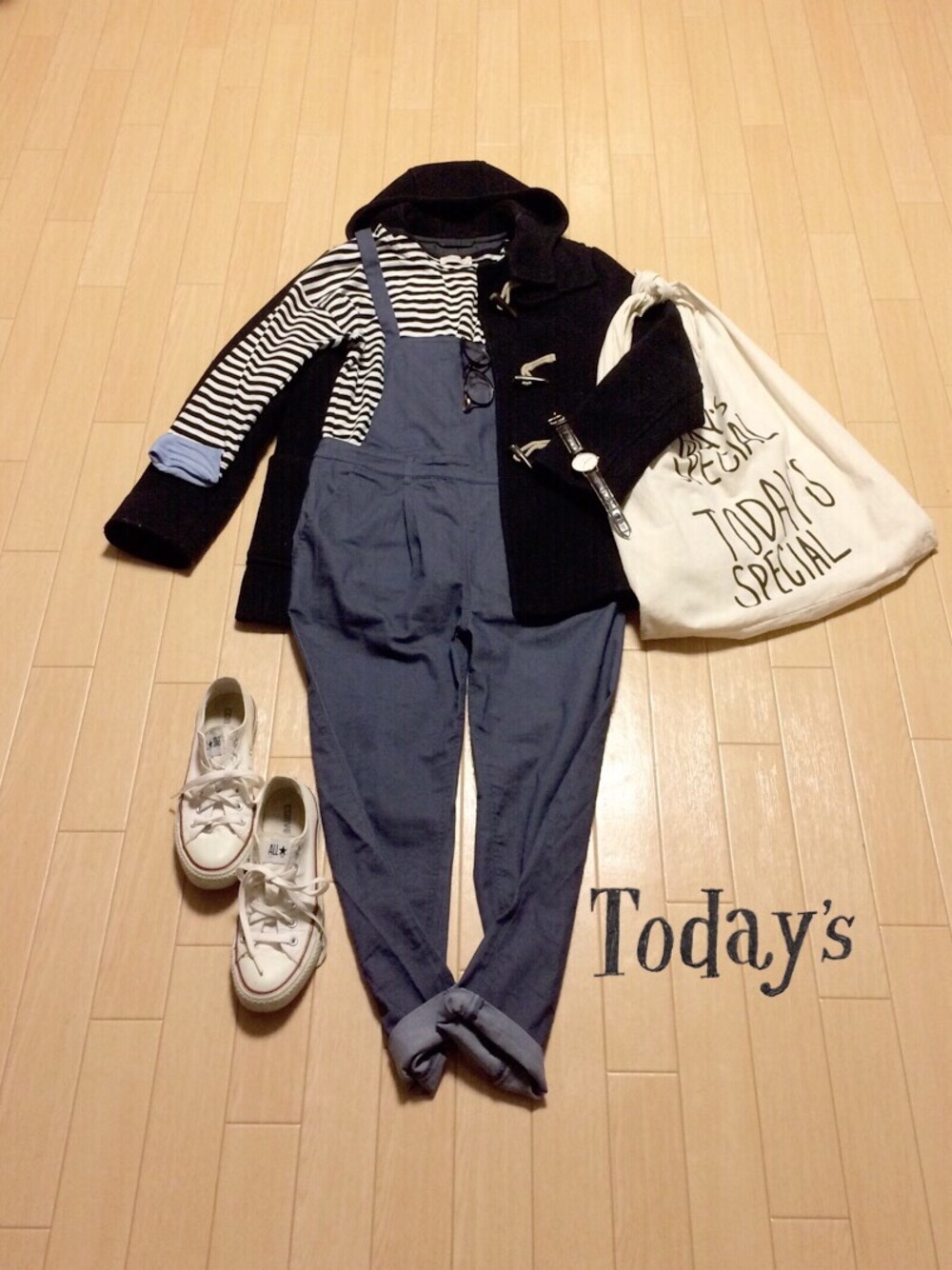 「白いスニーカー、ダッフルコート、サロペット、エコバッグ、ダテメガネ、converse、ボーダー、WEARママ部、ご近所コーデ」｜「ODORANTES nano･universeのCONVERSE/OD/キャンバス オールスター OX（スニーカー、ホワイト系）」を使った、myuさん（レディース・152cm）の春コーディネートの1枚目の写真