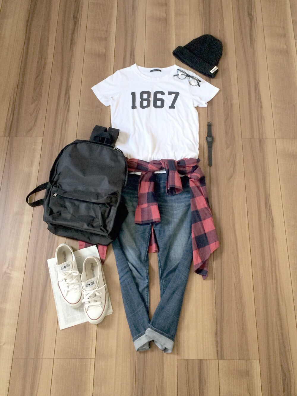 「ダイソー、プチプラ、チェックシャツ、腰巻きスタイル、秋のコーデ、ニット帽、ダテメガネ、ナンバーTシャツ、カジュアル」｜「ODORANTES nano･universeのCONVERSE/OD/キャンバス オールスター OX（スニーカー、ホワイト系）」を使った、myuさん（レディース・152cm）の秋コーディネートの1枚目の写真